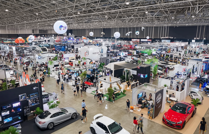 u3139919916_httpss.mj.runbDc27ZGyAhw_high_shot_of_a_car_expo_ve_4fffa08d-f4ff-45cc-8b95-dfe8a40a680b